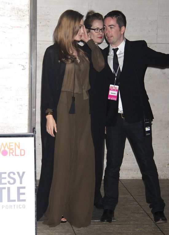 Angelina Jolie uwielbia workowate sukienki (FOTO) Angelina Jolie uwielbia workowate sukienki (FOTO)