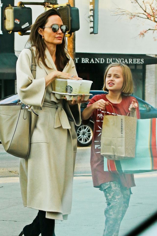 Angelina Jolie w kozakach i płaszczu zakrywa chude ciało (ZDJĘCIA)