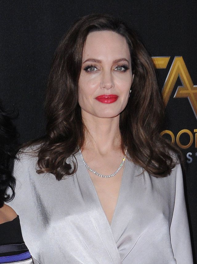 Angelina Jolie przyszła na imprezę, a internauci pytają, czy zmieniła klinikę (Z