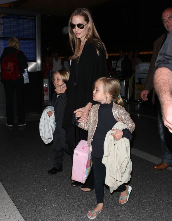 Zapracowana mama - Angelina Jolie (FOTO)