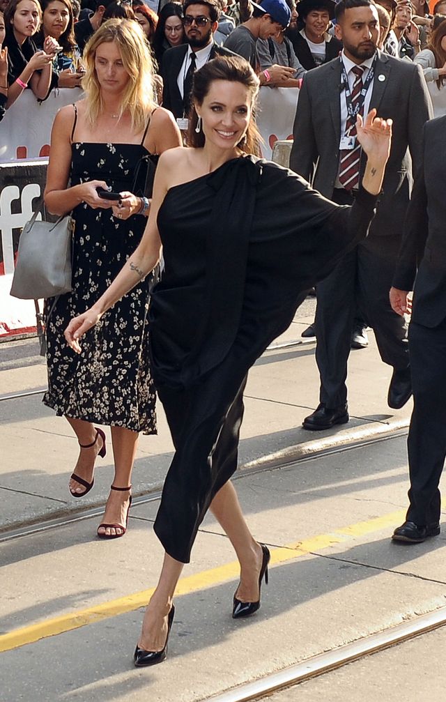 Angelina Jolie na premierze w OBSIKANEJ sukni