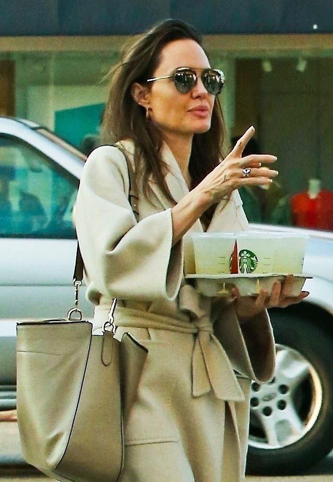 SZOK! Brad i Angelina POGODZILI się? Był u niej w DOMU