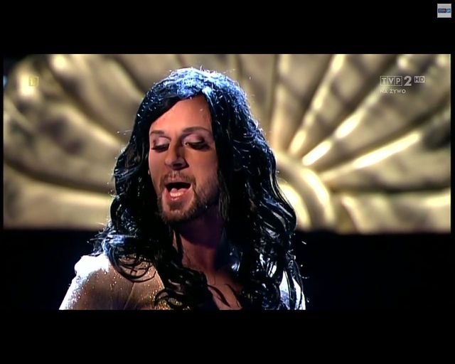 Michał Wójcik z Ani Mru Mru parodiuje Conchitę Wurst [VIDEO]