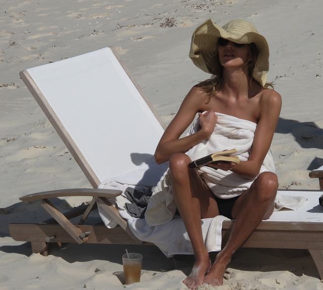 Anja Rubik wypoczywa na plaży (FOTO)