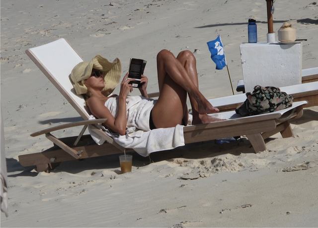 Anja Rubik wypoczywa na plaży (FOTO)