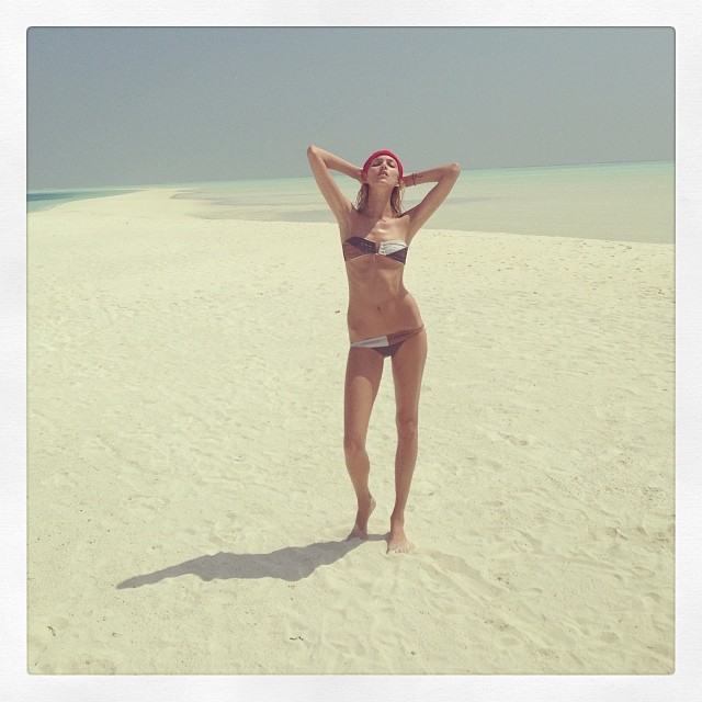 Anja Rubik w bikini na Malediwach (FOTO)