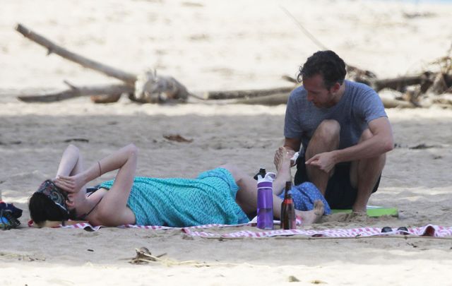 Anne Hathaway bez makijażu na urlopie z ukochanym (FOTO)
