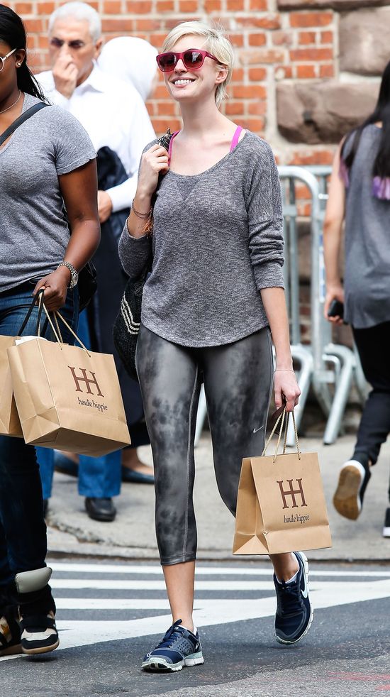 Anna Hathaway - roześmiana blondynka  