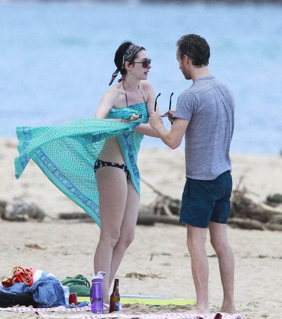 Anne Hathaway bez makijażu na urlopie z ukochanym (FOTO) Anne Hathaway bez makijażu na urlopie z ukochanym (FOTO)