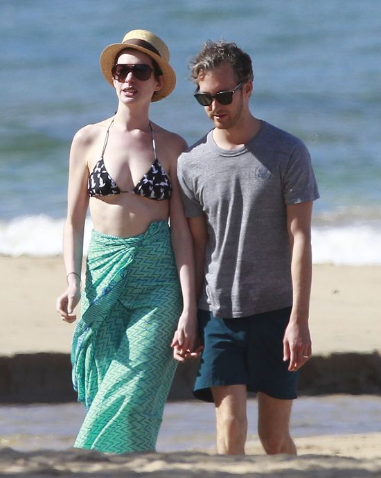 Anne Hathaway bez makijażu na urlopie z ukochanym (FOTO) Anne Hathaway bez makijażu na urlopie z ukochanym (FOTO)
