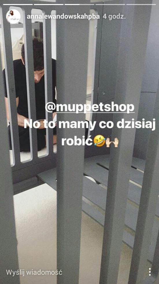 Anna Lewandowska pokazała, jak jej mąż składa łóżeczko dla dziecka (InstaStory) Anna Lewandowska pokazała, jak jej mąż składa łóżeczko dla dziecka (InstaStory)