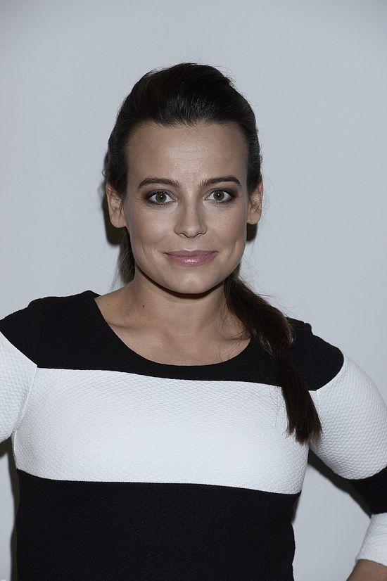 Mucha z brzuchem na cienkich szpilkach (FOTO)