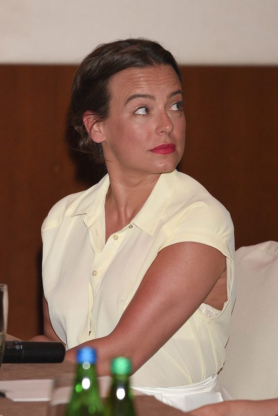 Modna Anna Mucha - w rozkloszowanej spódnicy i szpilkach Modna Anna Mucha - w rozkloszowanej spódnicy i szpilkach