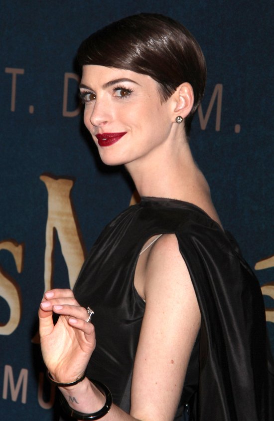 Dziwna stylizacja Anne Hathaway na premierze (FOTO)