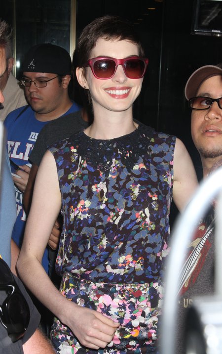 Anne Hathaway w okularach ala stara ciotka (FOTO)