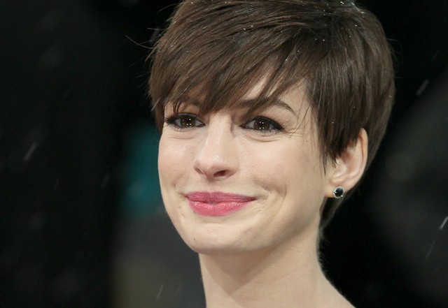 Anne Hathaway eksperymentuje z grzywką (FOTO)