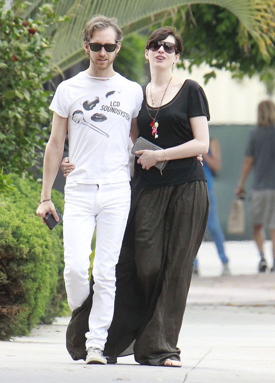 Styl Anne Hathaway schodzi na psy... (FOTO)