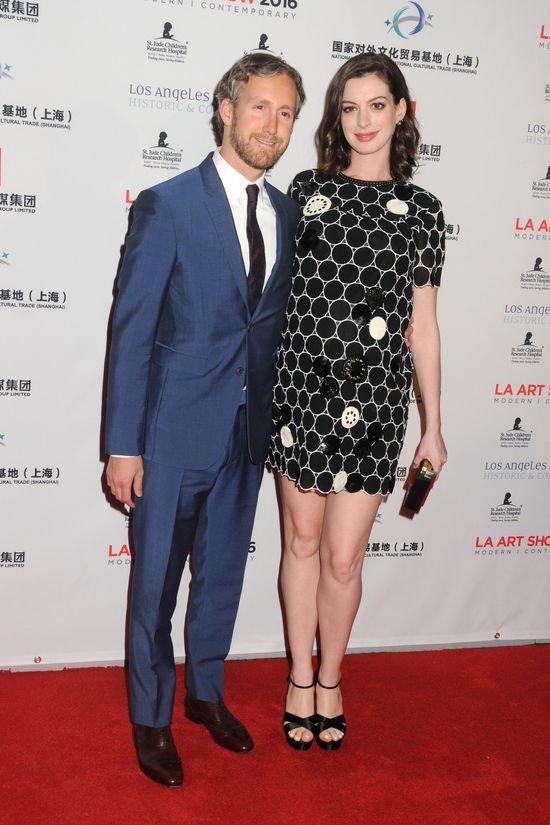 Anne Hathaway dumnie prezentuje brzuszek na salonach (FOTO)