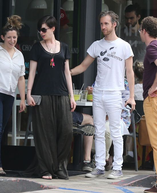 Styl Anne Hathaway schodzi na psy... (FOTO)