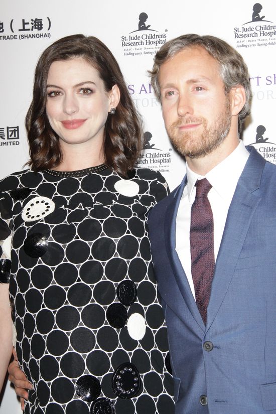 Anne Hathaway dumnie prezentuje brzuszek na salonach (FOTO)