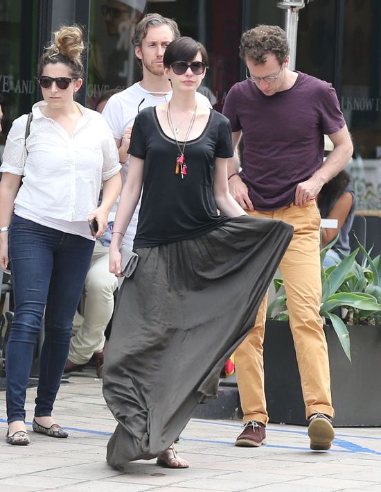 Styl Anne Hathaway schodzi na psy... (FOTO)