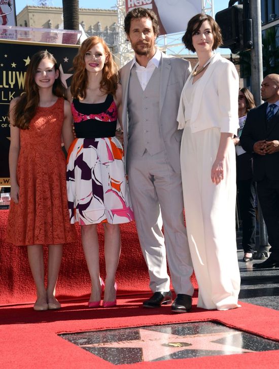 Anne Hathaway zachwycona porównaniami do Amal Clooney