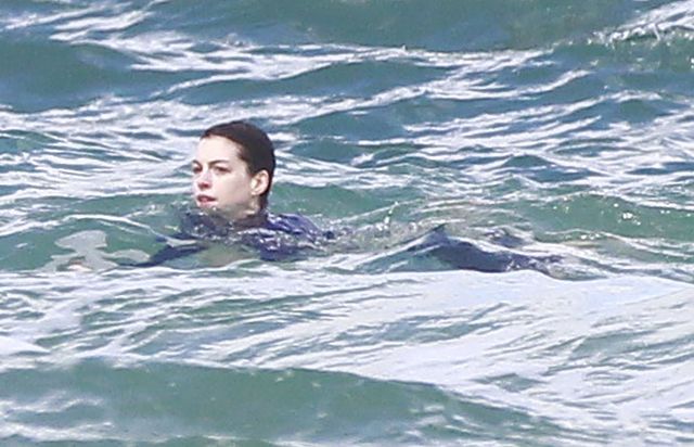 Anne Hathaway przeżyła w wodzie chwile grozy (FOTO)  