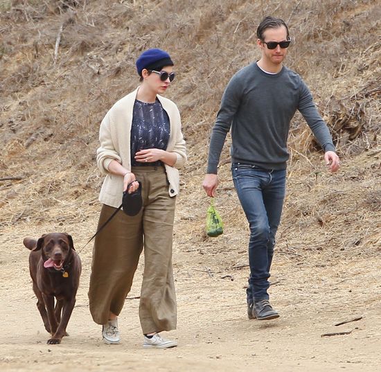 Anne Hathaway zostawiła psią kupę na samochodzie paparazzo