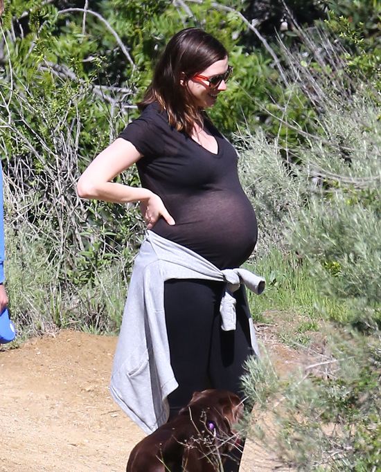 Anne Hathaway urodzi lada dzień? (FOTO)