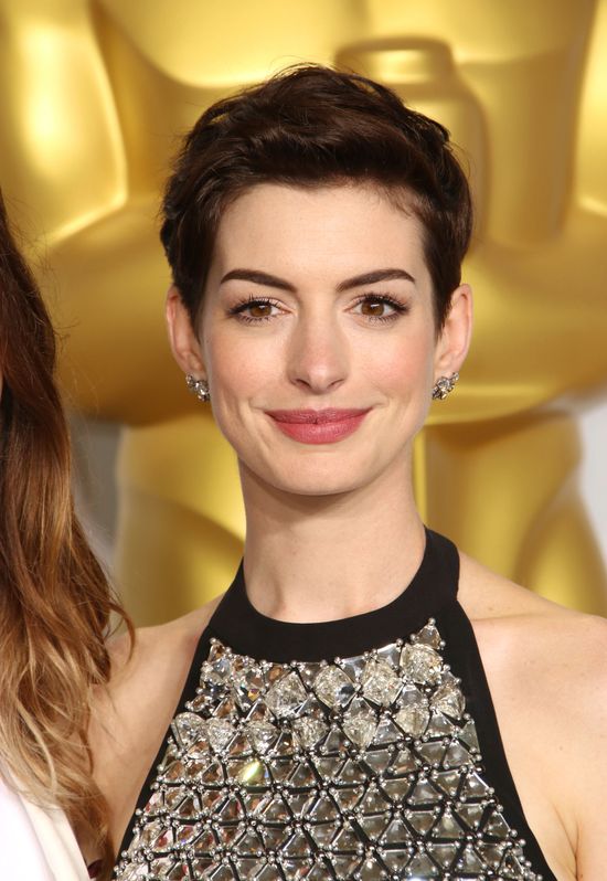 Anne Hathaway i Charlize Thron - damy w czerni (FOTO)