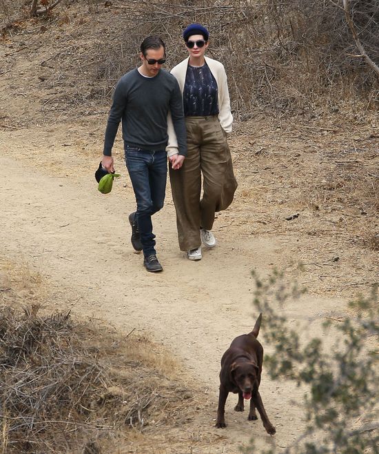 Anne Hathaway zostawiła psią kupę na samochodzie paparazzo