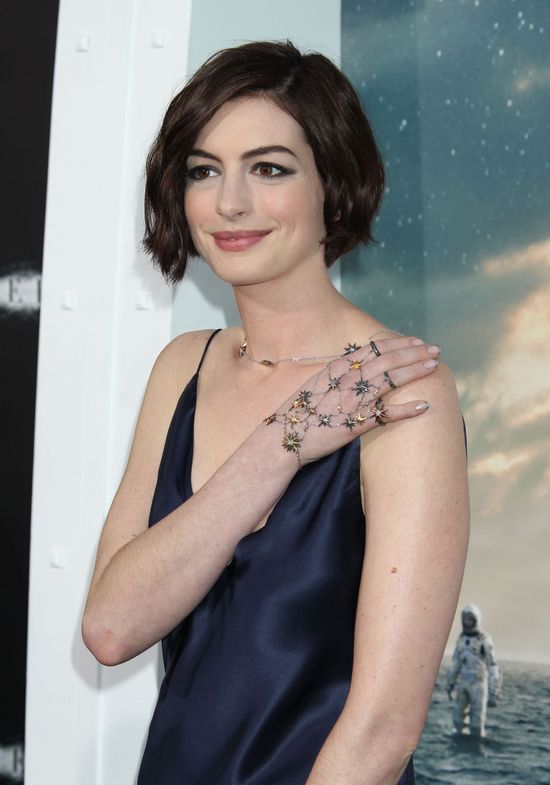Anna Hathaway w koszuli nocnej na salonach (FOTO)