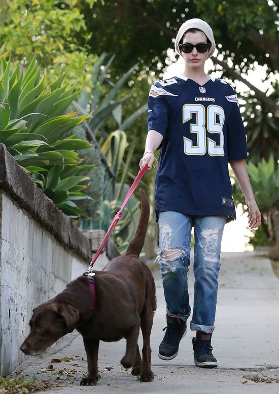 Anne Hathaway zostawiła psią kupę na samochodzie paparazzo