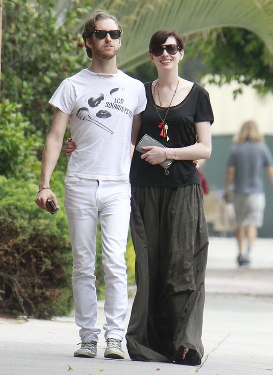 Styl Anne Hathaway schodzi na psy... (FOTO)