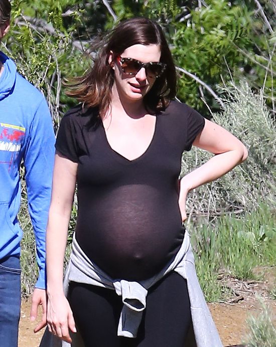 Anne Hathaway urodzi lada dzień? (FOTO)