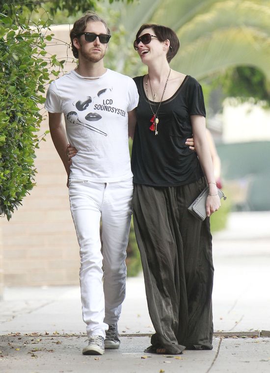 Styl Anne Hathaway schodzi na psy... (FOTO)