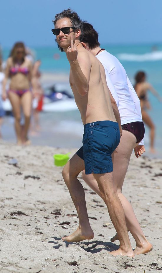 Mąż Anne Hathaway przegania paparazzi (FOTO)