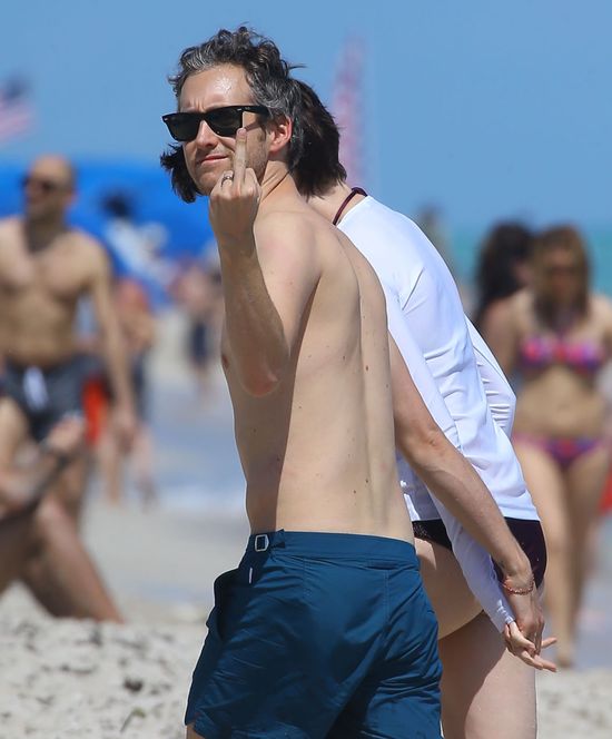 Mąż Anne Hathaway przegania paparazzi (FOTO)