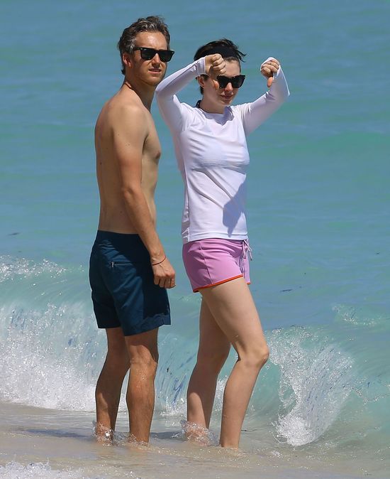 Mąż Anne Hathaway przegania paparazzi (FOTO)