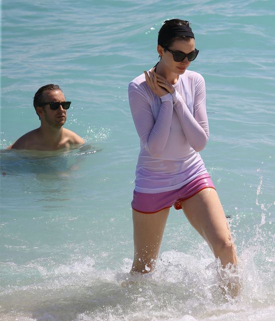 Mąż Anne Hathaway przegania paparazzi (FOTO)