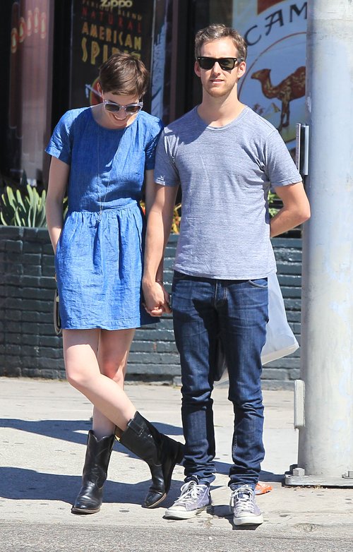 Anne Hathaway może się już nacieszyć narzeczonym (FOTO)