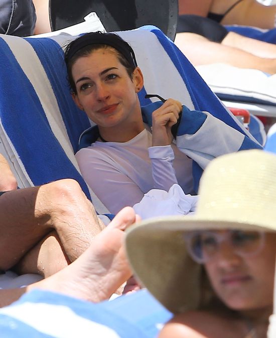 Mąż Anne Hathaway przegania paparazzi (FOTO)