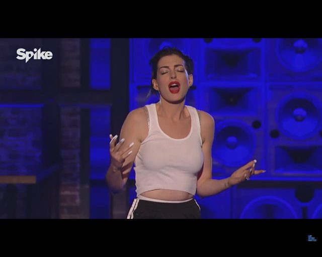 Anne Hathaway LEPSZA od Miley Cyrus w kawałku Wrecking Ball?