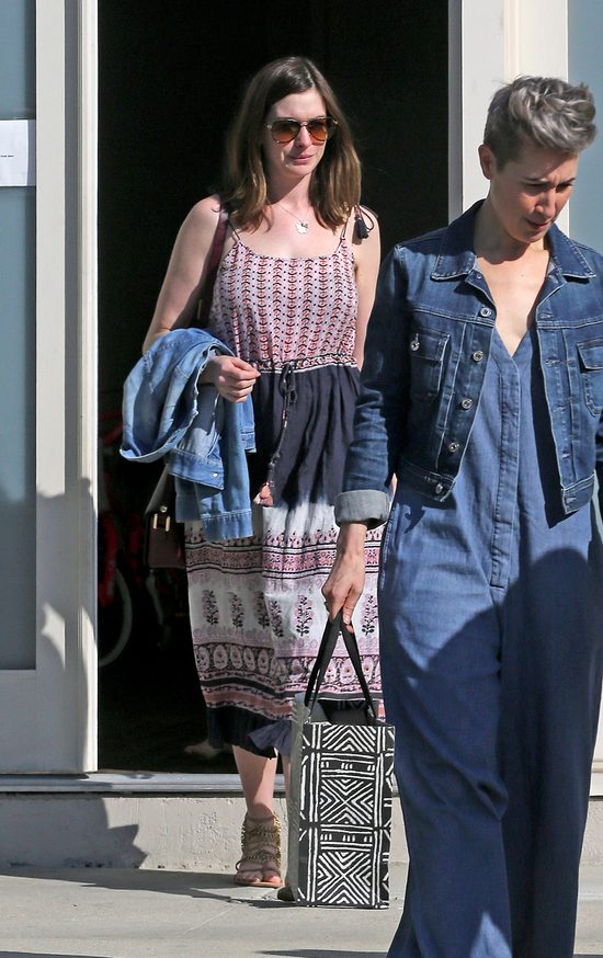 Anne Hathaway trzy miesiące po porodzie - wróciła do formy? (FOTO) Anne Hathaway trzy miesiące po porodzie - wróciła do formy? (FOTO)
