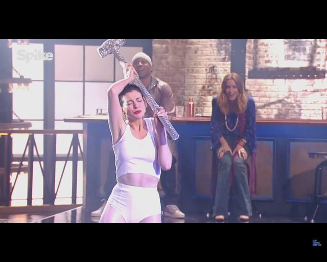 Anne Hathaway LEPSZA od Miley Cyrus w kawałku Wrecking Ball?