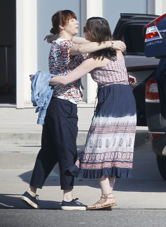 Anne Hathaway trzy miesiące po porodzie - wróciła do formy? (FOTO)