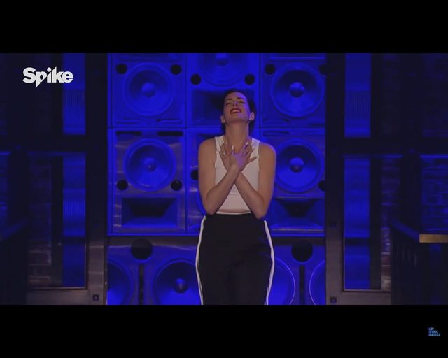Anne Hathaway LEPSZA od Miley Cyrus w kawałku Wrecking Ball?