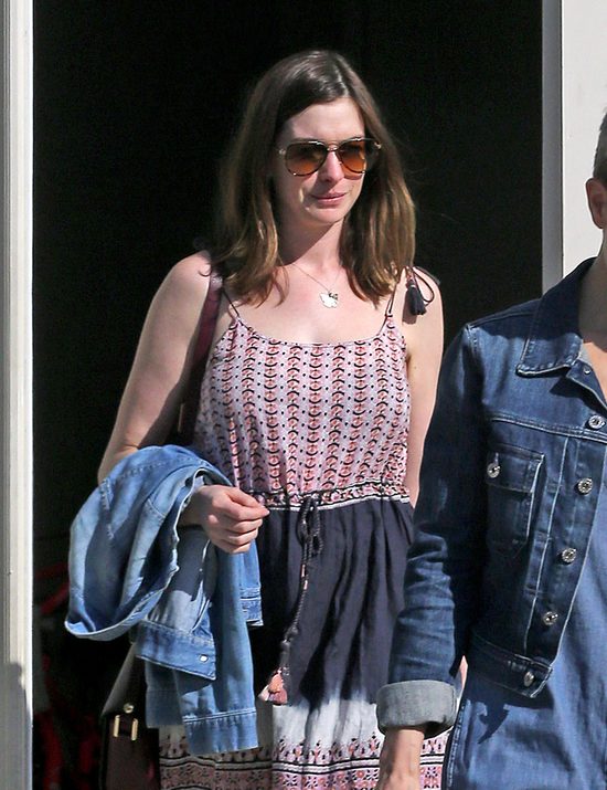 Anne Hathaway trzy miesiące po porodzie - wróciła do formy? (FOTO) Anne Hathaway trzy miesiące po porodzie - wróciła do formy? (FOTO)