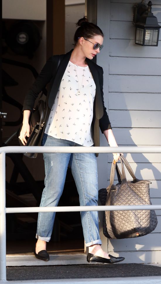 Anne Hathaway coraz okrąglejsza (FOTO)