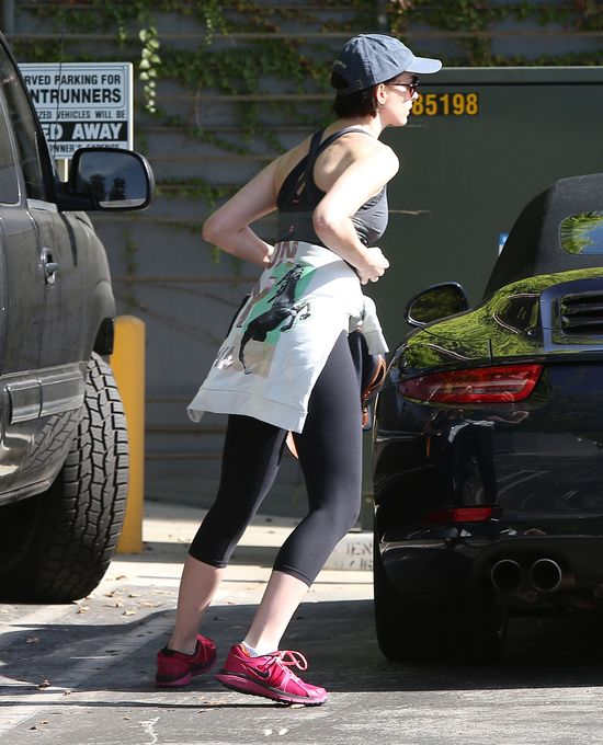 Anne Hathaway ostro dba o formę (FOTO)